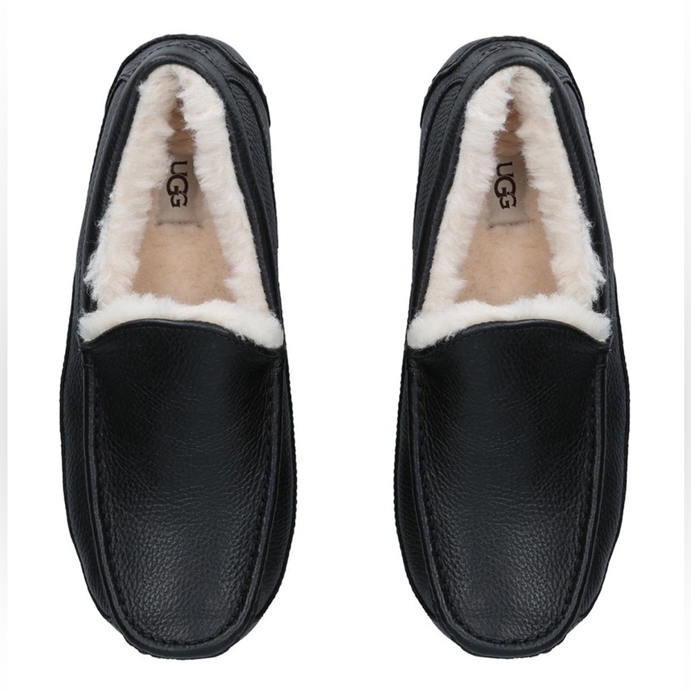 UGG Men’s 
Ascot Slippers